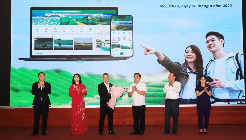 Lễ ra mắt ứng dụng du lịch th&ocirc;ng minh &amp;amp;quot;Mộc Ch&acirc;u Tour&amp;amp;quot;. Ảnh: B&aacute;o Sơn La.