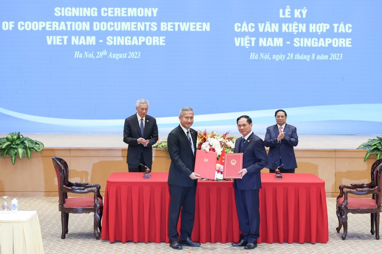 Bộ trưởng Ngoại giao B&ugrave;i Thanh Sơn v&agrave; Ngoại trưởng Singapore Vivian Balakrishnan k&yacute; Thỏa thuận giữa hai Bộ về Chương tr&igrave;nh nghi&ecirc;n cứu v&agrave; Chương tr&igrave;nh nghi&ecirc;n cứu theo chuy&ecirc;n đề d&agrave;nh cho c&aacute;n bộ cao cấp Đảng Cộng sản Việt Nam (giai đoạn 2024-2026). Ảnh: VGP