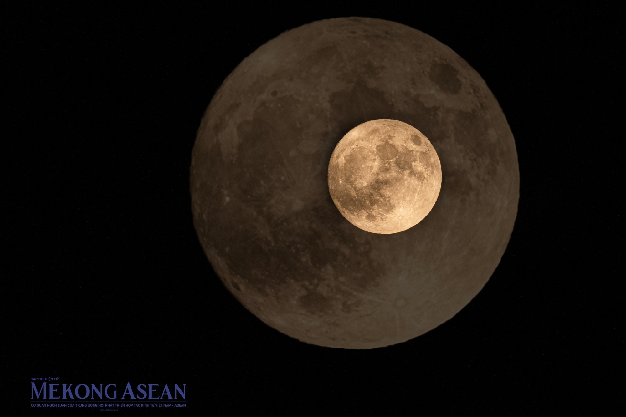 Si&ecirc;u Trăng (supermoon) l&agrave; hiện tượng trăng tr&ograve;n v&agrave;o đ&uacute;ng thời điểm n&oacute; ở rất gần cận địa (điểm gần tr&aacute;i đất nhất tr&ecirc;n quỹ đạo của n&oacute;). Theo đ&oacute;, si&ecirc;u trăng thường lớn hơn k&iacute;ch thước của trăng tr&ograve;n th&ocirc;ng thường khoảng 7%. Trước đ&oacute;, si&ecirc;u Trăng lần n&agrave;y được dự b&aacute;o xuất hiện v&agrave;o rằm th&aacute;ng 7 năm nay sẽ c&oacute; k&iacute;ch thước lớn nhất v&agrave;o thời điểm 16h58 ph&uacute;t. Nhưng tại Việt Nam, những người y&ecirc;u thi&ecirc;n văn phải chờ đến hơn 20h ng&agrave;y 30/8 mới c&oacute; thể được ngắm nh&igrave;n trọn vẹn mặt trăng do ảnh hưởng của &aacute;nh s&aacute;ng mặt trời. Ảnh chụp si&ecirc;u Trăng từ H&agrave; Nội.