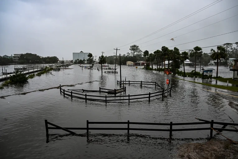 Một con phố ngập nước gần bến du thuyền ở thị trấn Steinhatchee, Florida, một thị trấn nhỏ nổi tiếng với nghề thu hoạch s&ograve; điệp. Ảnh: AFP