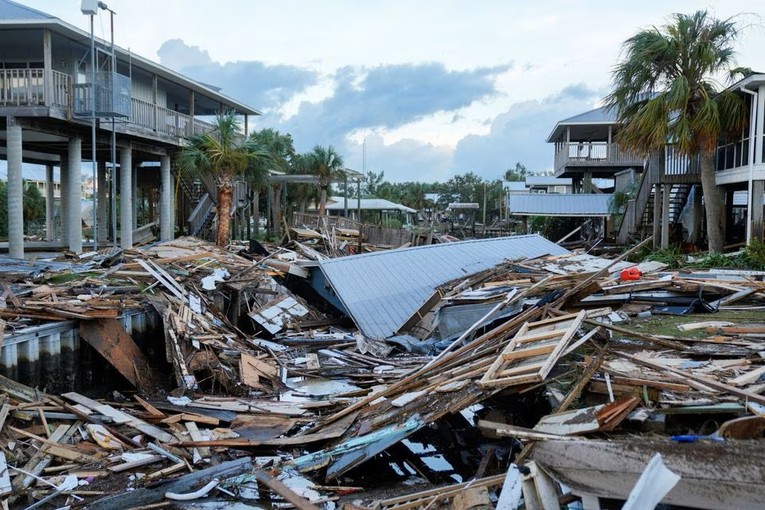 Khu d&acirc;n cư bị ph&aacute; hủy tại khu vực Horseshoe Beach, Florida do b&atilde;o Idalia. Ảnh: Reuters