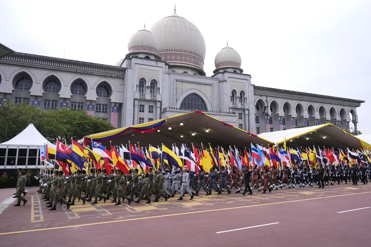 Lễ diễu binh của qu&acirc;n đội Malaysia tại Putrajaya ng&agrave;y 31/8. Ảnh: AP