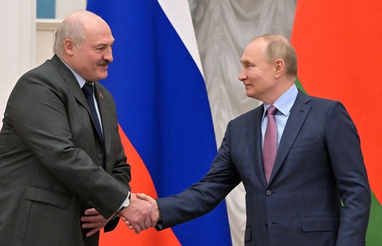 Tổng thống Belarus Aleksandr Lukashenko bắt tay Tổng thống Nga Vladimir Putin trong cuộc họp b&aacute;o sau cuộc hội đ&agrave;m tại Điện Kremlin h&ocirc;m 18/2. Ảnh: Sputnik