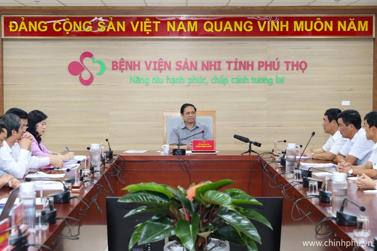 Thủ tướng Phạm Minh Ch&iacute;nh l&agrave;m việc tại Bệnh viện Sản Nhi Ph&uacute; Thọ. Ảnh: VGP