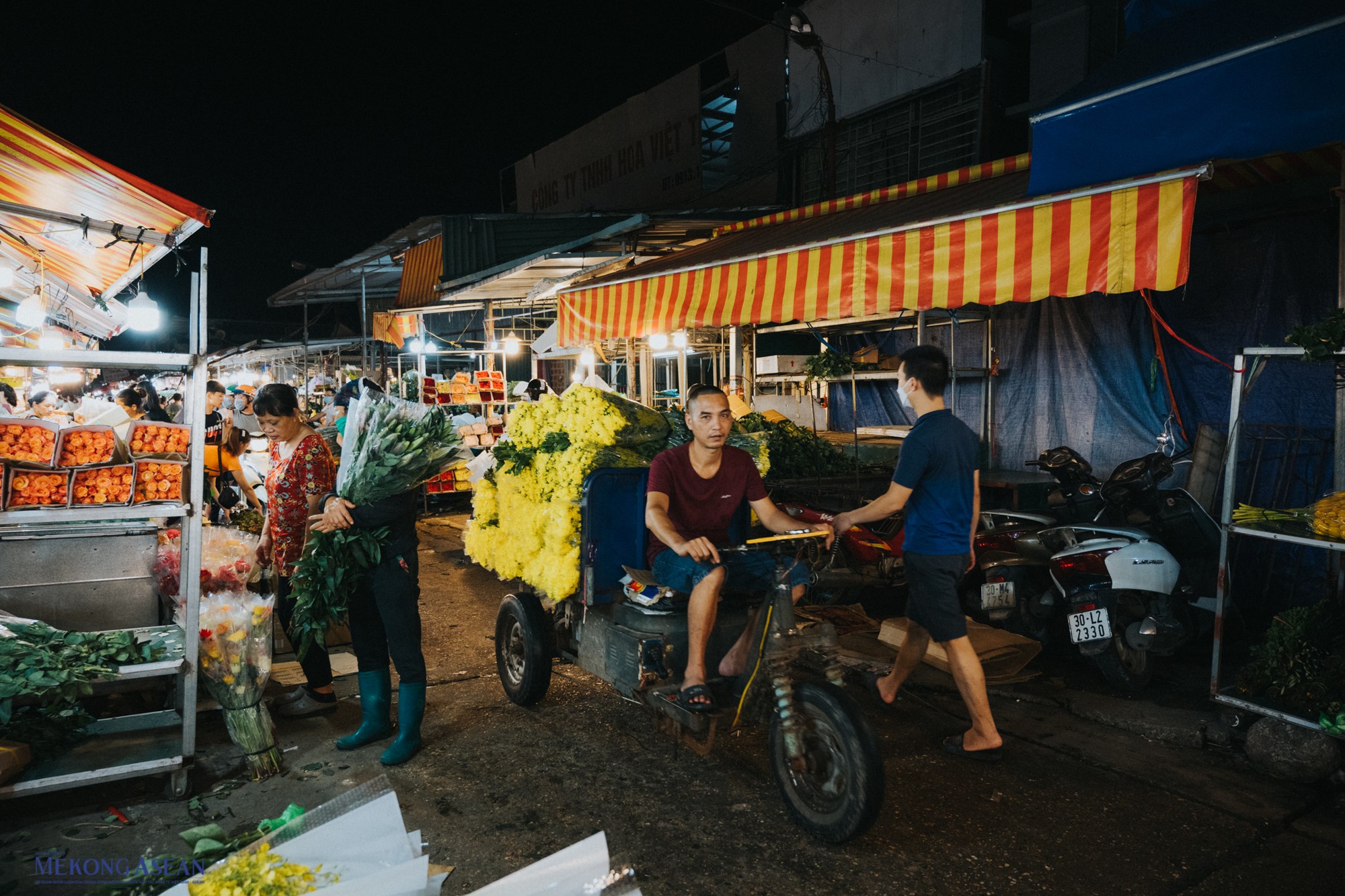 C&aacute;c loại phương tiện th&ocirc; sơ được lưu th&ocirc;ng thoải m&aacute;i trong chợ để phục vụ việc vận chuyển.