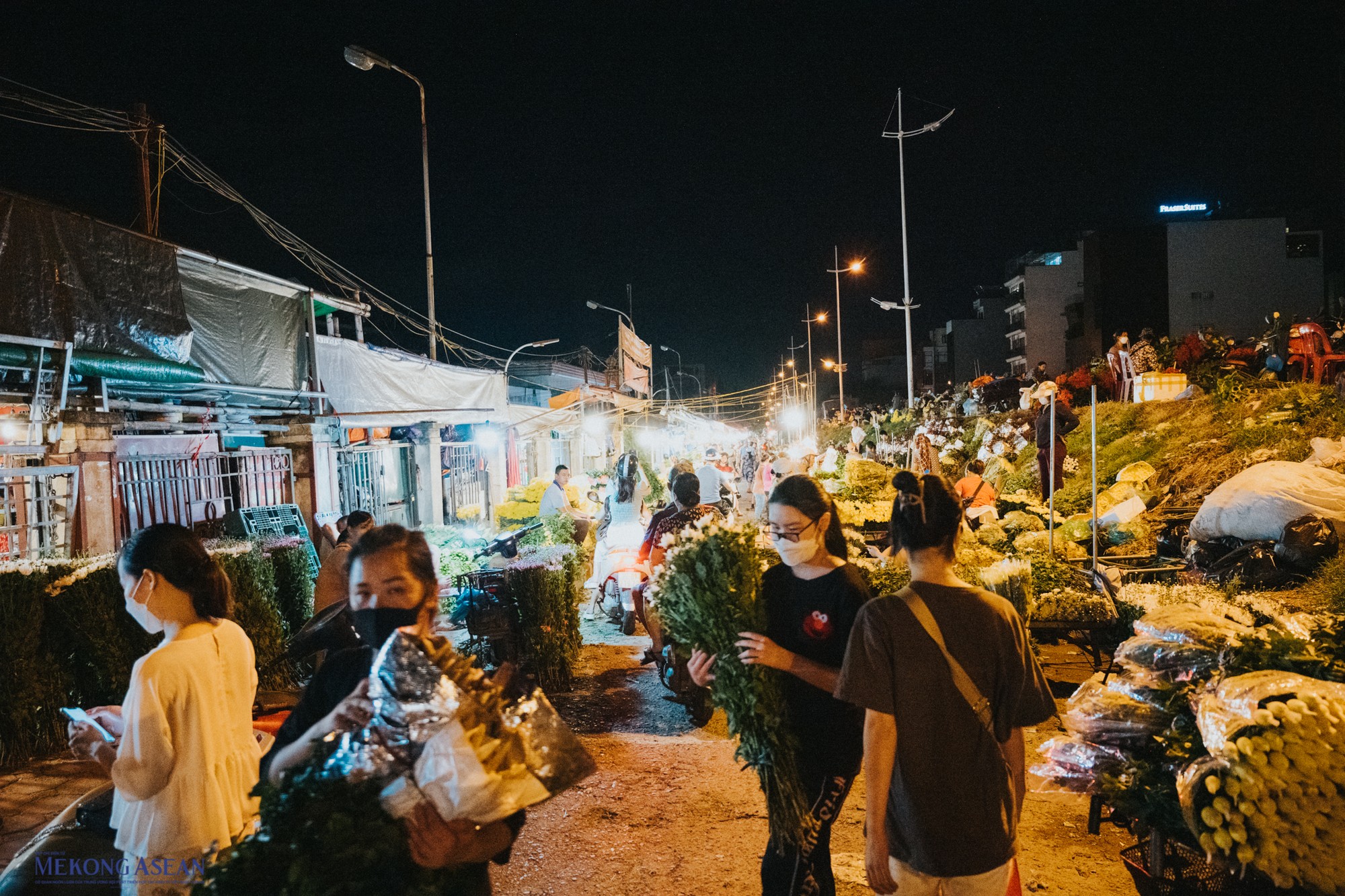 Đ&acirc;y cũng l&agrave; một trong những điểm đ&ocirc;ng đ&uacute;c nhất của chợ hoa Quảng An.