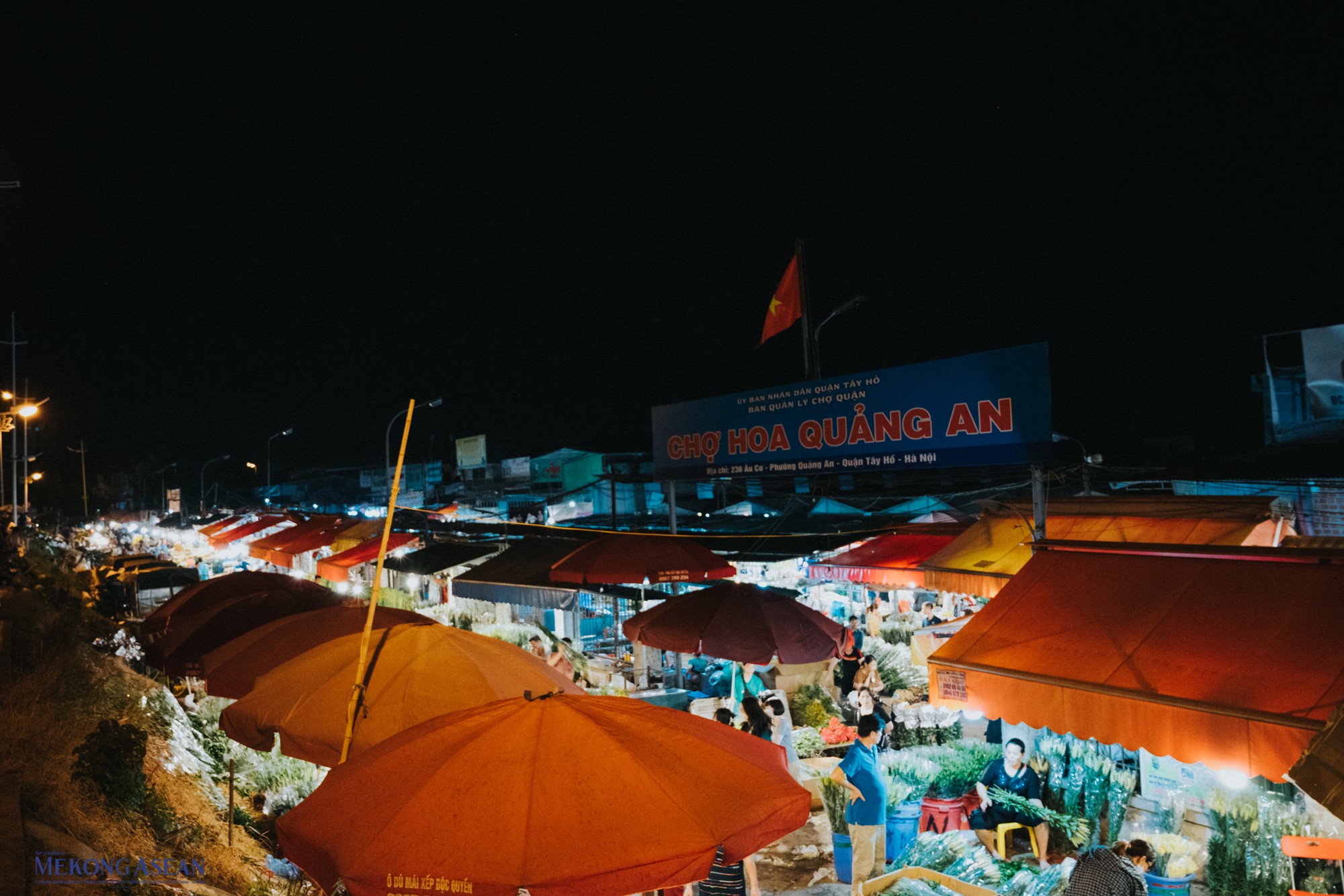 Khu vực b&ecirc;n ngo&agrave;i chợ chủ yếu phục vụ b&aacute;n bu&ocirc;n với những loại hoa thường sử dụng trong những dịp đặc biệt.