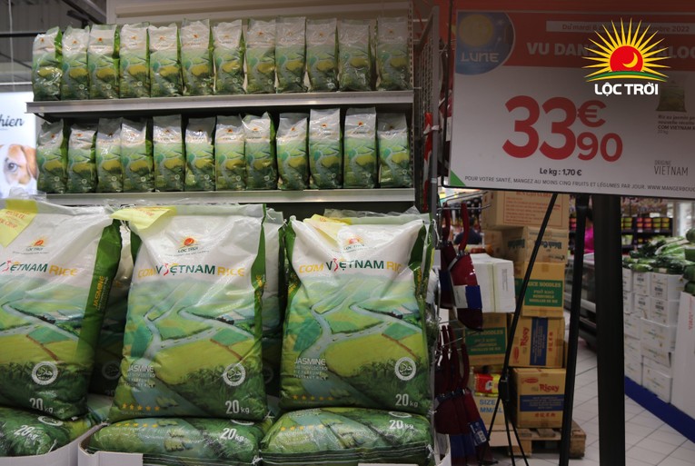 &amp;amp;amp;quot;Cơm ViệtNam Rice&amp;amp;amp;quot; được b&agrave;y b&aacute;n tại hệ thống si&ecirc;u thị Carrefour. Ảnh: Lộc Trời