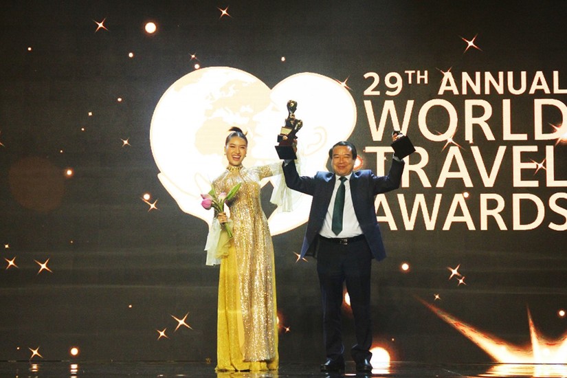 Ph&oacute; Tổng cục trưởng Tổng cục Du lịch H&agrave; Văn Si&ecirc;u đ&oacute;n nhận giải thưởng World Travel Awards d&agrave;nh cho Việt Nam