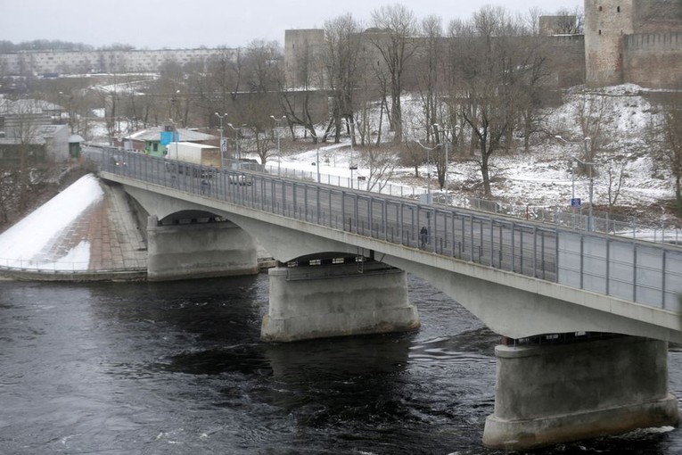 Người d&acirc;n đi bộ tr&ecirc;n c&acirc;y cầu bắc qua s&ocirc;ng Narva, khu vực bi&ecirc;n giới Nga v&agrave; Estonia. Ảnh: Reuters