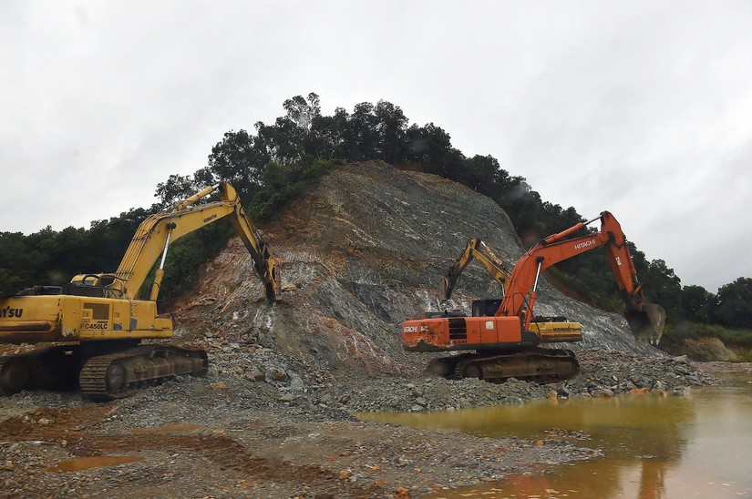 Thi c&ocirc;ng đoạn cao tốc Ninh B&igrave;nh &ndash; Thanh H&oacute;a, một dự &aacute;n th&agrave;nh phần của cao tốc Bắc - Nam ph&iacute;a Đ&ocirc;ng, trong điều kiện thời tiết xấu. Ảnh: VGP