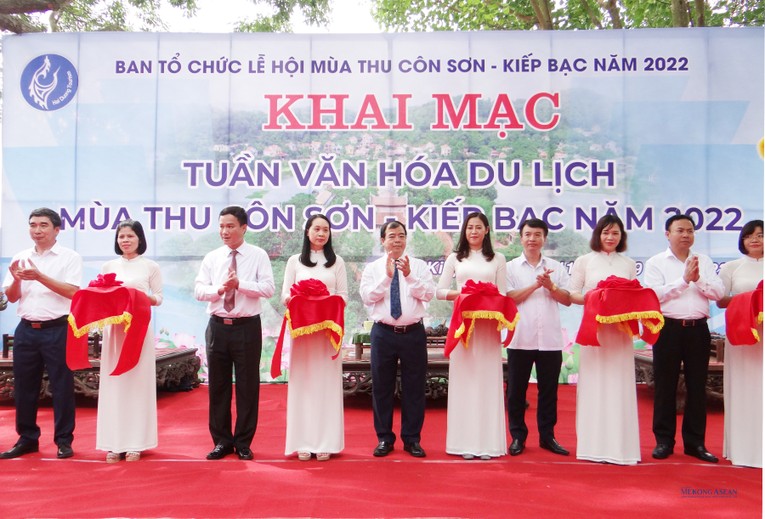 L&atilde;nh đạo tỉnh Hải Dương v&agrave; c&aacute;c đại biểu cắt băng khai mạc Tuần văn h&oacute;a - du lịch m&ugrave;a thu C&ocirc;n Sơn - Kiếp Bạc, s&aacute;ng 11/9.