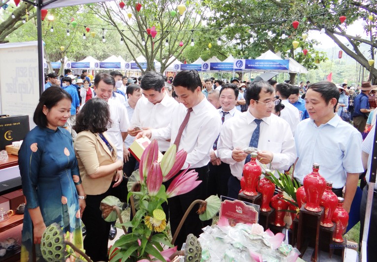 C&aacute;c đại biểu tham quan c&aacute;c gian h&agrave;ng giới thiệu, b&agrave;y b&aacute;n sản phẩm.