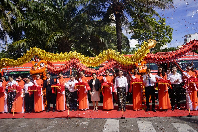 Buổi lễ khai trương tuyến xe bu&yacute;t 109, bến xe bu&yacute;t S&agrave;i G&ograve;n &ndash; s&acirc;n bay T&acirc;n S&acirc;n Nhất. Nguồn: Futa Bus Lines.