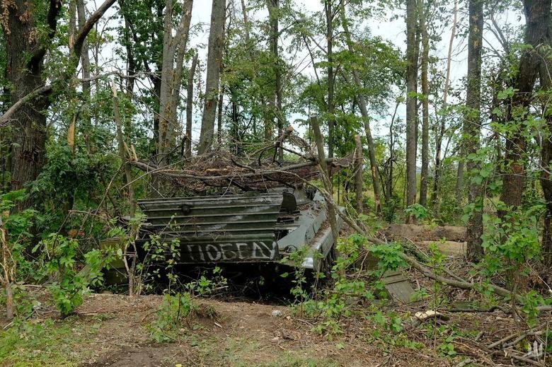 Một chiếc xe bọc th&eacute;p Nga bị bỏ lại giữa rừng ở tỉnh Kharkov. Ảnh: Reuters