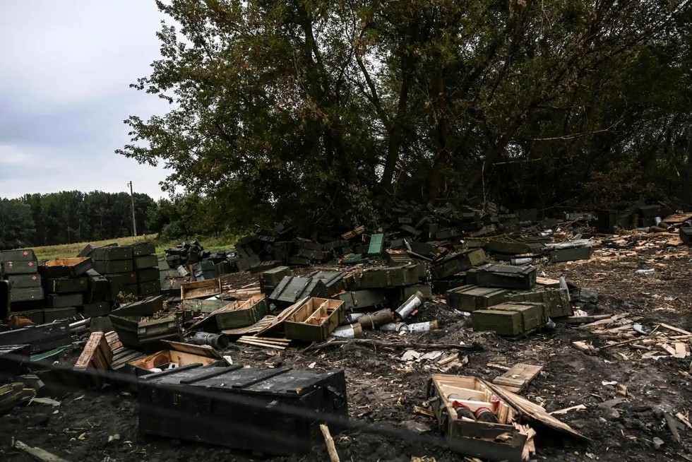 C&aacute;c th&ugrave;ng đựng vũ kh&iacute; Nga bị vứt bỏ tại Balakliya, Kharkov. Ảnh: AFP