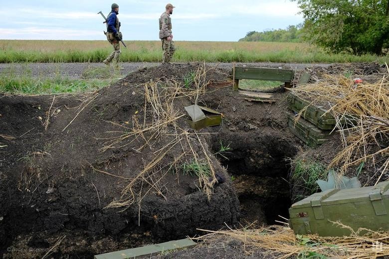 Binh sĩ Ukraine tuần tra tại một khu vực c&ocirc;ng sự từng do Nga kiểm so&aacute;t ở Kharkov, ng&agrave;y 11/9. Ảnh: Reuters