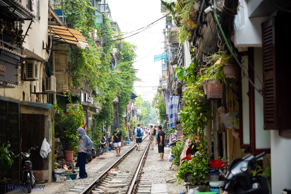 Đoạn đường t&agrave;u nằm tr&ecirc;n quận Ba Đ&igrave;nh kh&ocirc;ng c&oacute; r&agrave;o chắn cũng như sự xuất hiện của lực lượng chức năng. V&igrave; vậy du kh&aacute;ch tới thăm quan đổ về ph&iacute;a n&agrave;y rất đ&ocirc;ng.