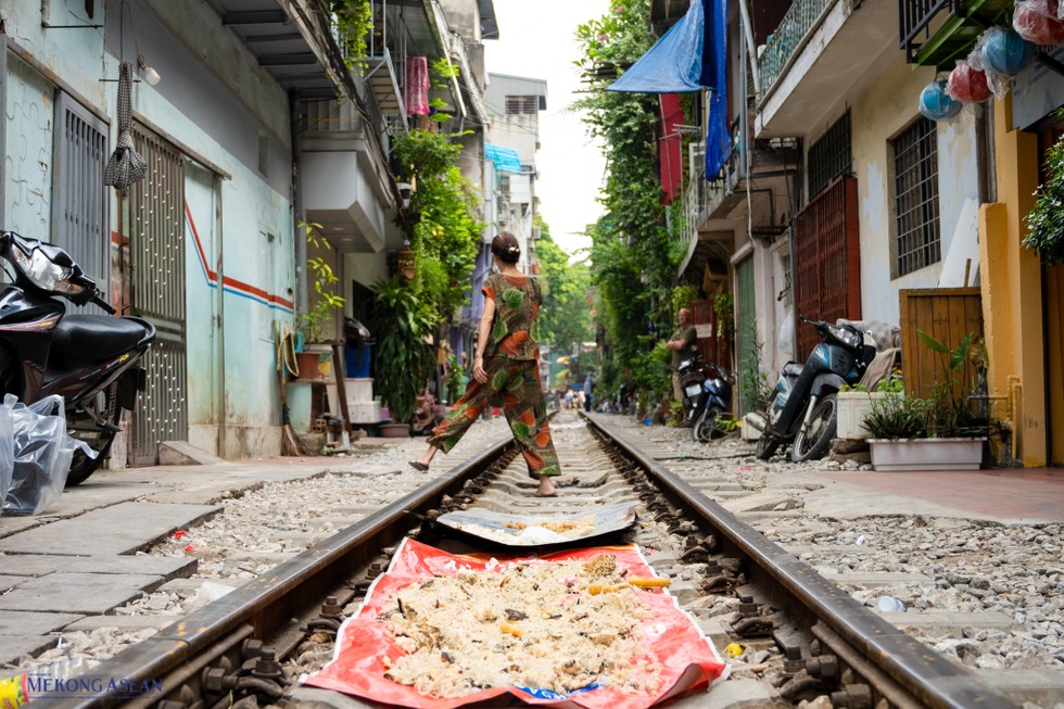 Việc đ&oacute;ng cửa phố c&agrave; ph&ecirc; đường t&agrave;u H&agrave; Nội hiện g&acirc;y ra những luồng &yacute; kiến tr&aacute;i chiều.