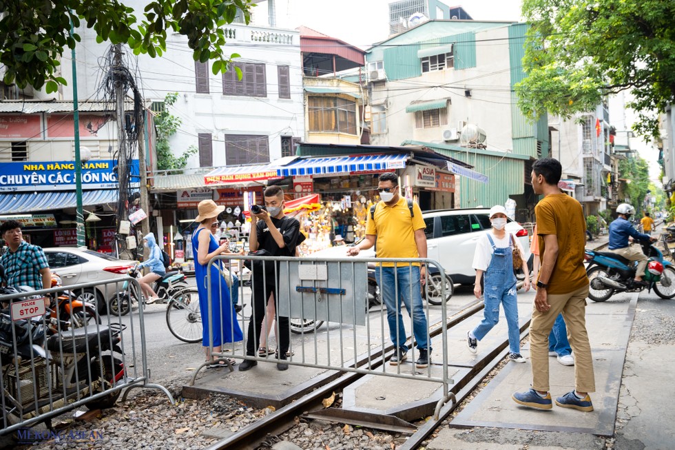 Kh&aacute;ch du lịch kh&ocirc;ng được v&agrave;o khu vực n&agrave;y, một số du kh&aacute;ch tiếc nuối check in b&ecirc;n ngo&agrave;i r&agrave;o chắn.