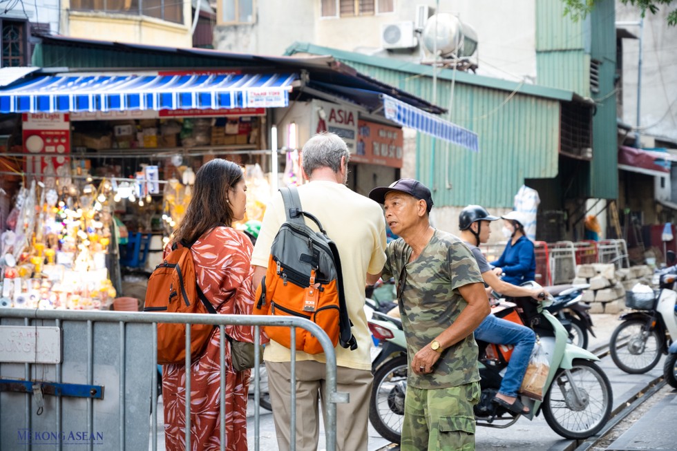 Phần đa c&aacute;c h&agrave;ng qu&aacute;n trong đoạn phố n&agrave;y vẫn hoạt động b&igrave;nh thường. Một số chủ qu&aacute;n chủ động mang đồ ra khỏi r&agrave;o chắn cho du kh&aacute;ch.