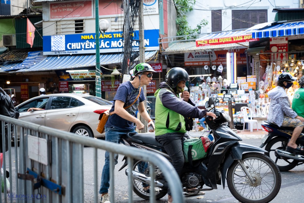 Phố cà phê đường tàu Hà Nội nửa đóng nửa mở