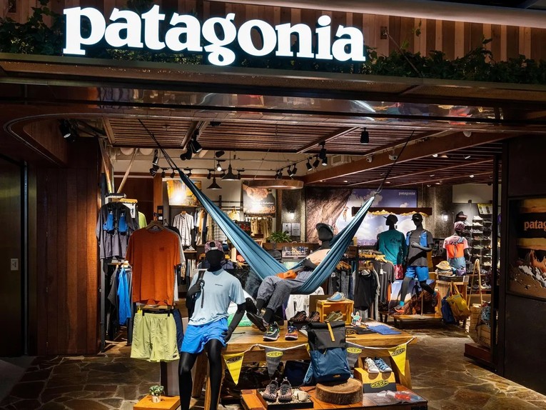 To&agrave;n bộ cổ phần của c&ocirc;ng ty Patagonia sẽ được quy&ecirc;n tặng để hỗ trợ hoạt động chống biến đổi kh&iacute; hậu. Ảnh: Guardian