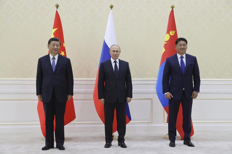 Chủ tịch Trung Quốc Tập Cận B&igrave;nh, Tổng thống Nga Vladimir Putin v&agrave; Tổng thống M&ocirc;ng Cổ Ukhnaagiin Khurelsukh tại cuộc họp b&ecirc;n lề Hội nghị thượng đỉnh SCO, ng&agrave;y 15/9. Ảnh: AP