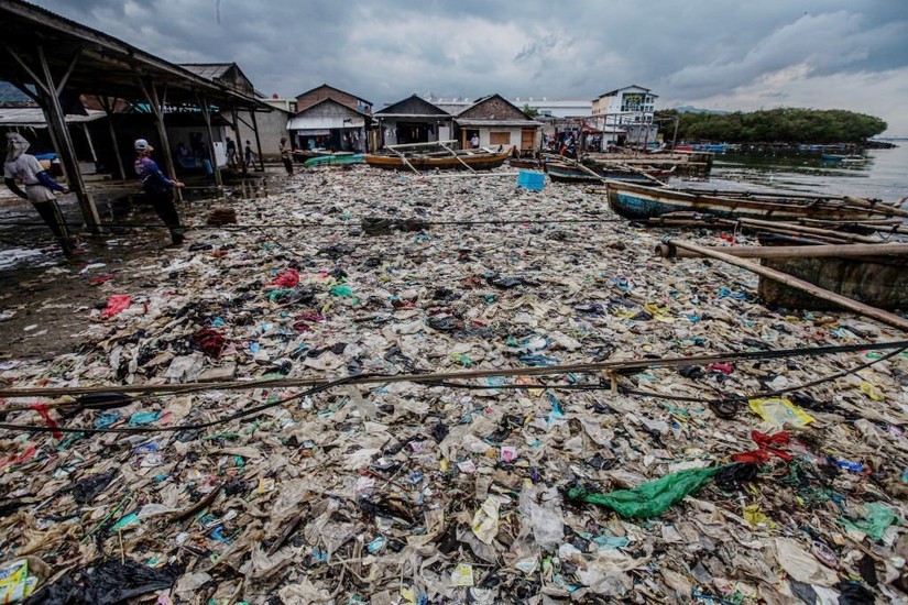 R&aacute;c thải nhựa tại l&agrave;ng Sukaraja, th&agrave;nh phố Bandar Lampung, Indonesia. Ảnh: Getty Images.