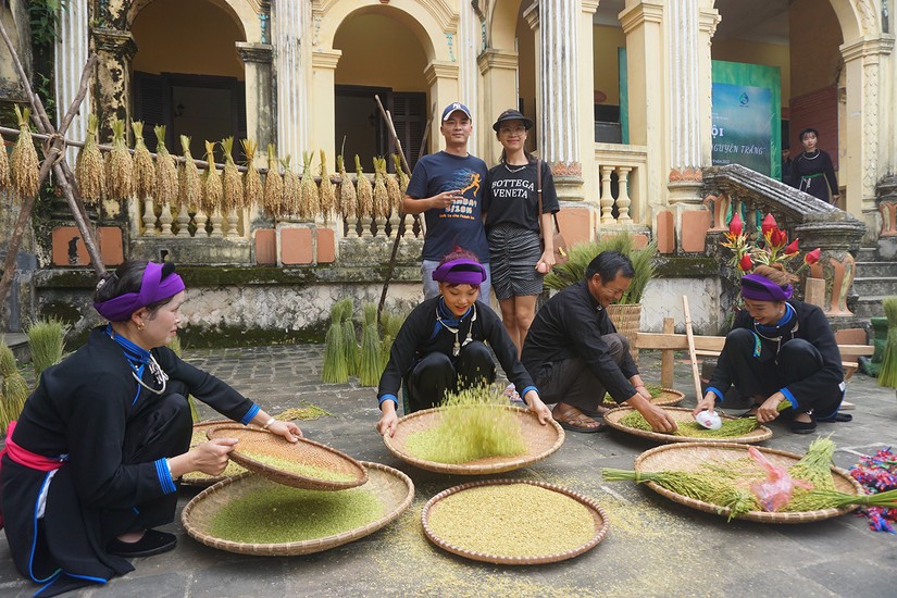 Người d&acirc;n x&atilde; T&agrave; Chải tr&igrave;nh diễn quy tr&igrave;nh l&agrave;m cốm.