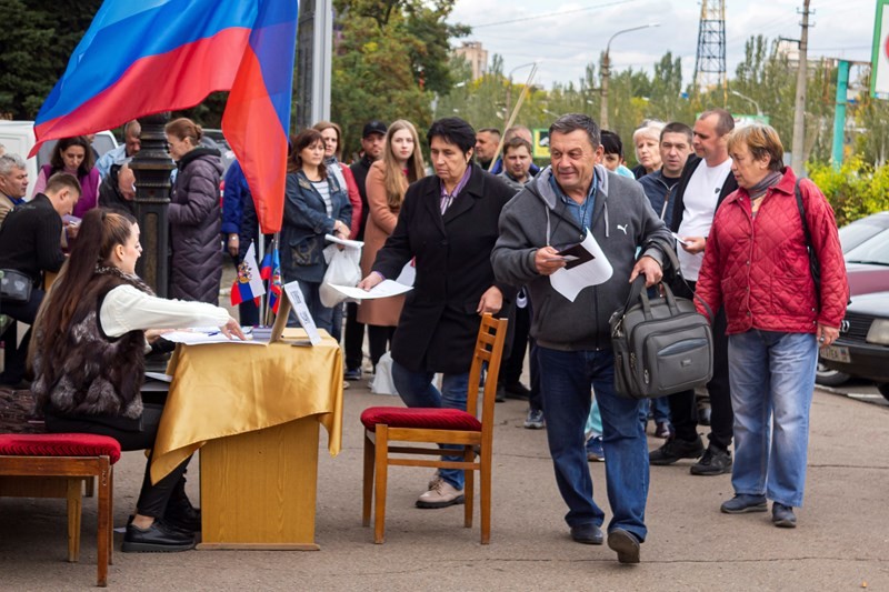 Người d&acirc;n xếp h&agrave;ng chờ tại một điểm bỏ phiếu ở Lugansk, Ukraine, ng&agrave;y 24/9. Ảnh: AP