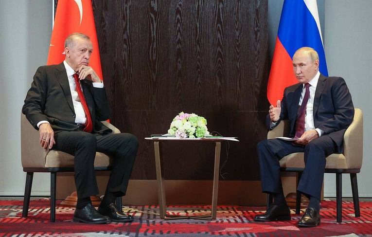 Tổng thống Putin từng n&oacute;i với người đồng cấp Erdogan rằng, Moscow vẫn sẵn s&agrave;ng đ&agrave;m ph&aacute;n h&ograve;a b&igrave;nh. Ảnh: TASS