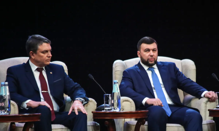 L&atilde;nh đạo LPR tự xưng Leonid Pasechnik v&agrave; l&atilde;nh đạo DPR tự xưng Denis Pushilin. Ảnh: TASS