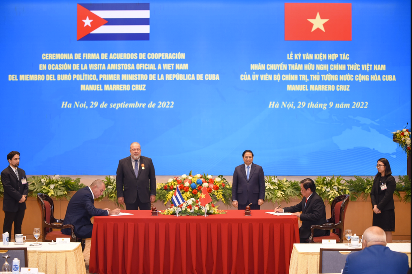 Lễ k&yacute; bi&ecirc;n bản ghi nhớ hợp t&aacute;c ph&aacute;t triển n&ocirc;ng lương Việt Nam - Cuba trước sự chứng kiến của Thủ tướng hai nước. Ảnh: T&ugrave;ng Đinh