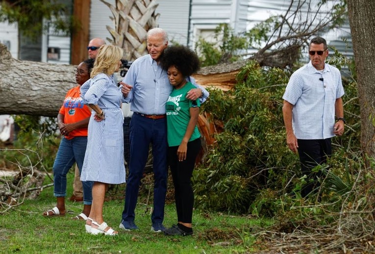 Tổng thống Joe Biden tới thăm khu vực bị b&atilde;o Idalia ảnh hưởng c&ugrave;ng Đệ nhất Phu nh&acirc;n Jill Biden. Ảnh: Reuters