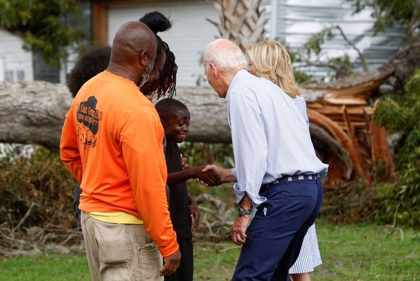 Tổng thống Joe Biden n&oacute;i chuyện với người d&acirc;n Live Oak, Florida ng&agrave;y 2/9. Ảnh: Reuters