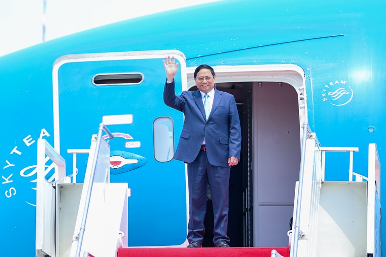 Thủ tướng Phạm Minh Ch&iacute;nh s&acirc;n bay Quốc tế Soekarno - Hatta tới Indonesia, bắt đầu chuyến c&ocirc;ng t&aacute;c dự Hội nghị cấp cao ASEAN lần thứ 43. Ảnh: VGP