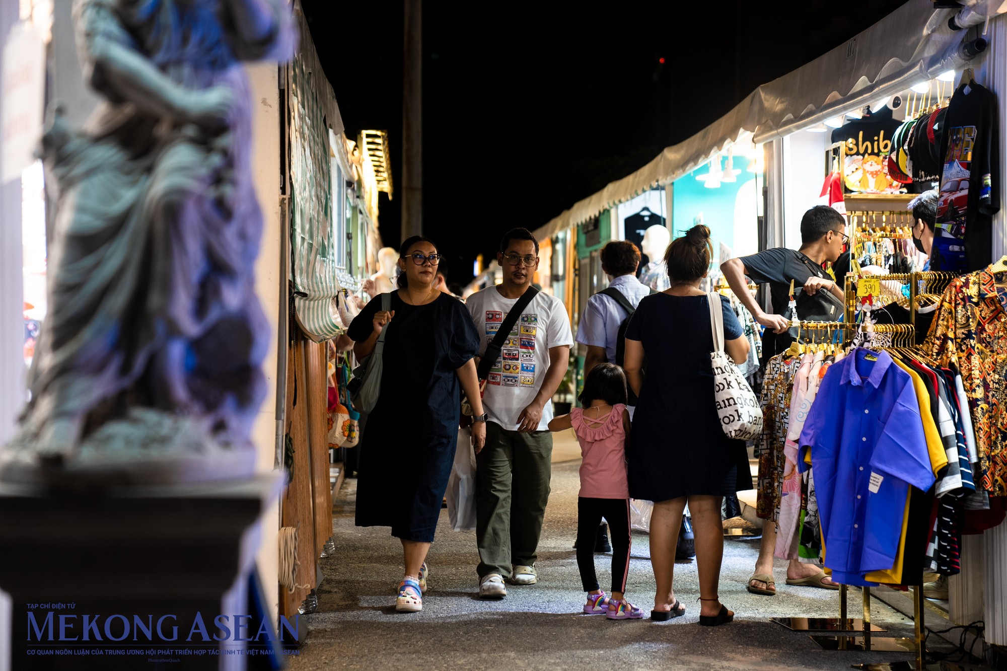 Chợ Jodd Fair mở cửa từ 5:00 chiều- 1:00 s&aacute;ng h&agrave;ng ng&agrave;y. Nằm tr&ecirc;n Đường Ratcadaphisek (gần Trung t&acirc;m Mua sắm Esplanade). Để tới đ&acirc;y, c&oacute; thể bắt xe &ocirc;m c&ocirc;ng nghệ từ trung t&acirc;m th&agrave;nh phố hoặc đi t&agrave;u điện MRT xuống ga Phra Ram 9, đi về hướng đường Rama 9 th&igrave; rẽ tr&aacute;i, chừng 500 m&eacute;t l&agrave; tới chợ.