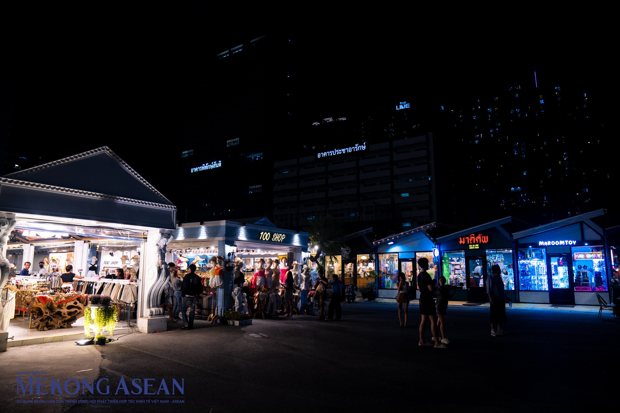 Chợ đ&ecirc;m Jodd Fairs l&agrave; phi&ecirc;n bản mới của chợ đ&ecirc;m xe lửa (Train Night Market Ratchada) đ&atilde; bị đ&oacute;ng cửa trước đ&acirc;y. Khai trương cuối năm 2021, đến nay, khu chợ trở th&agrave;nh thi&ecirc;n đường ẩm thực, l&agrave; địa điểm kh&ocirc;ng thể bỏ lỡ d&agrave;nh cho du kh&aacute;ch quốc tế v&agrave; giới trẻ Th&aacute;i Lan.