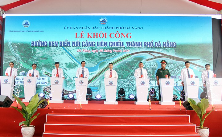 L&atilde;nh đạo TP Đ&agrave; Nẵng, Ban quản l&yacute; v&agrave; nh&agrave; thầu ấn n&uacute;t khởi c&ocirc;ng Dự &aacute;n đường ven biển nối cảng Li&ecirc;n Chiểu s&aacute;ng 8/9. Nguồn: UBND TP Đ&agrave; Nẵng