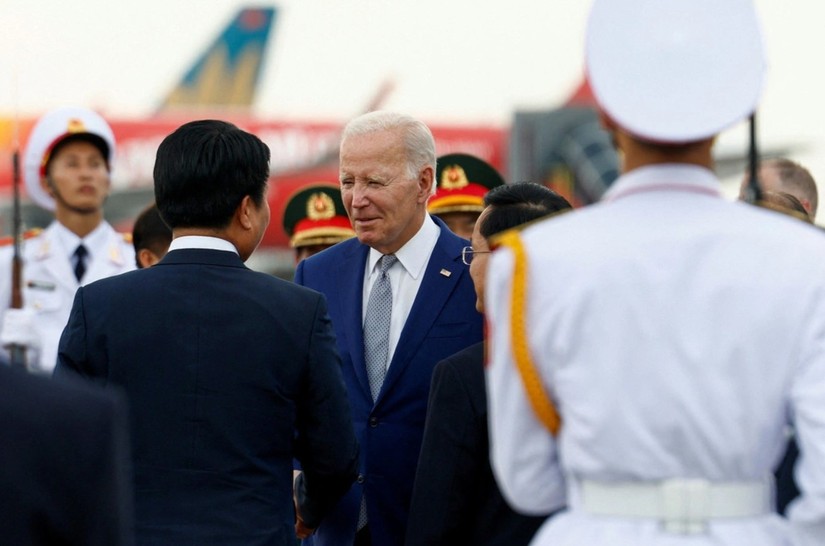 Tổng thống Mỹ Joe Biden đến s&acirc;n bay Nội B&agrave;i, H&agrave; Nội.