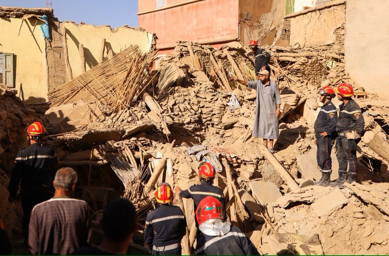 Nh&acirc;n vi&ecirc;n cứu hộ t&igrave;m kiếm trong đống đổ n&aacute;t tại Amizmiz, Morocco ng&agrave;y 10/9. Ảnh: Reuters