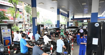 Xăng giữ nguyên giá, dầu diesel vượt mốc 23.000 đồng/lít