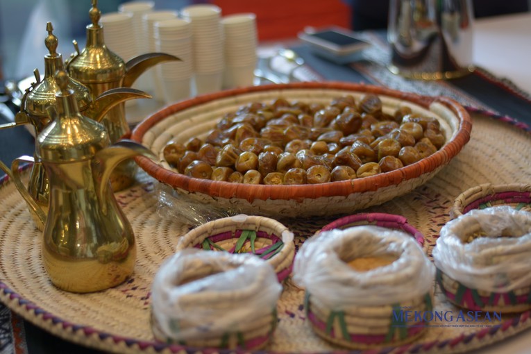 Một số mặt h&agrave;ng n&ocirc;ng sản, vật dụng của Saudi Arabia được trưng b&agrave;y tại Diễn đ&agrave;n. Ảnh: L&ecirc; Hồng Nhung