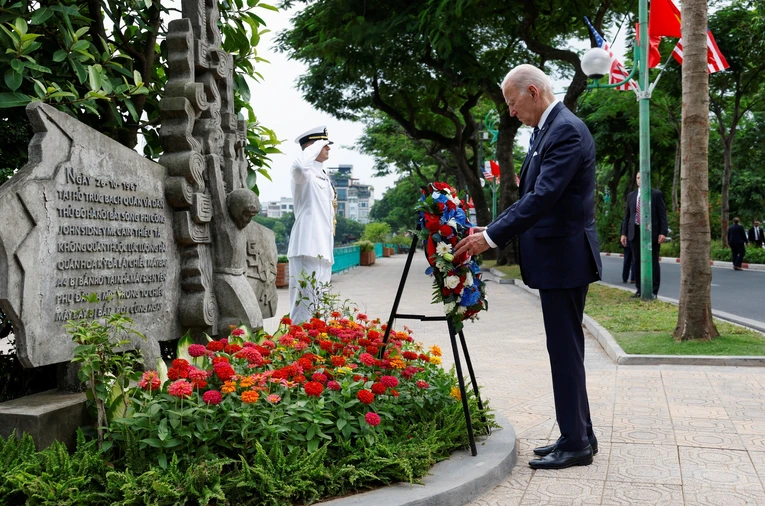 Tổng thống Mỹ Joe Biden đặt hoa tại ph&ugrave; đi&ecirc;u tưởng niệm cố Thượng nghị sĩ John McCain, chiều 11/9. Ảnh: Reuters