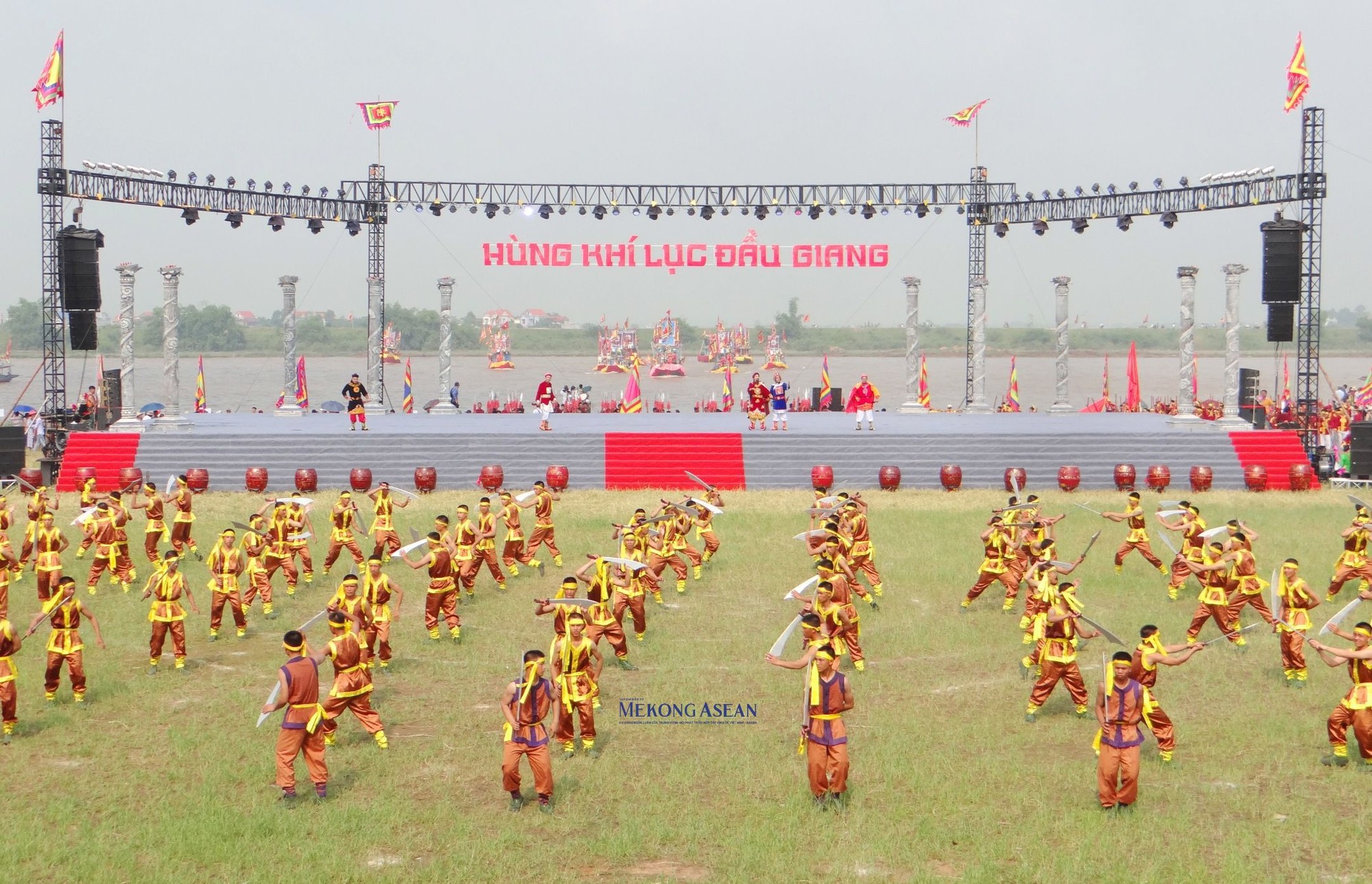 Hoạt cảnh &ldquo;H&ugrave;ng kh&iacute; Lục đầu giang&rdquo; t&aacute;i hiện cảnh Quốc c&ocirc;ng tiết chế Hưng Đạo Đại vương chỉ huy, chiến đấu. Ảnh tư liệu.