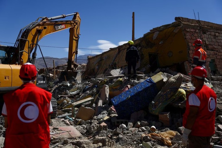 C&aacute;c nh&acirc;n vi&ecirc;n cứu hộ tại Talat N&amp;amp;amp;apos;yaaqoub, Morocco ng&agrave;y 11/9. Ảnh: Reuters