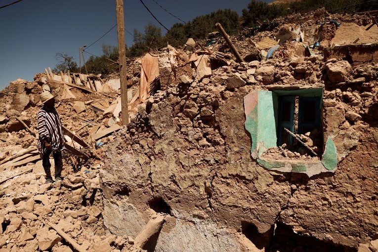 Người d&acirc;n t&igrave;m kiếm trong đống đổ n&aacute;t tại Tikekhte, gần Adassil, Morocco ng&agrave;y 11/9. Ảnh: Reuters