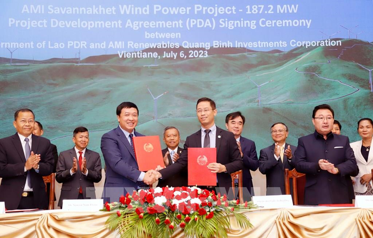 Ch&iacute;nh phủ L&agrave;o v&agrave; C&ocirc;ng ty CP Đầu tư AMI Renewables Quảng B&igrave;nh (C&ocirc;ng ty AMI Quảng B&igrave;nh) k&yacute; kết Thỏa thuận ph&aacute;t triển dự &aacute;n điện gi&oacute; tại tỉnh Savannakhet.