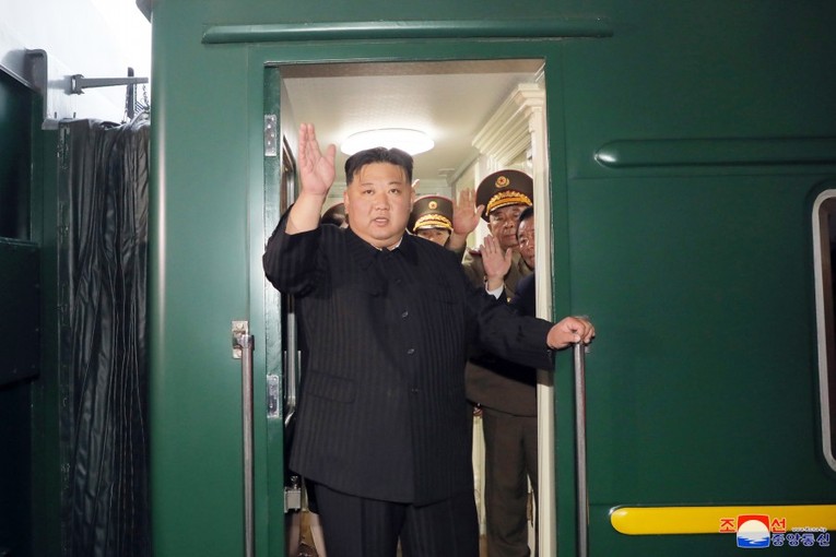 &Ocirc;ng Kim Jong Un c&ugrave;ng c&aacute;c quan chức Triều Ti&ecirc;n l&ecirc;n t&agrave;u tới thăm Nga ng&agrave;y 10/9. Ảnh: KCNA